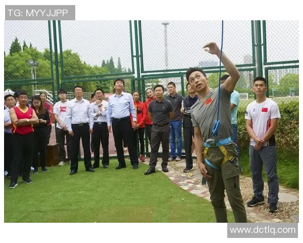 南京攀岩队的防守策略分析与攀岩热点探讨